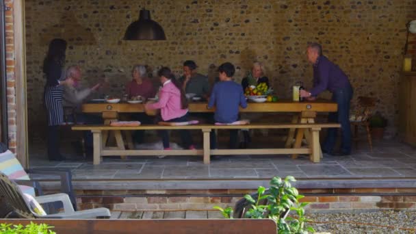 Familie en vrienden samen eten van maaltijd — Stockvideo