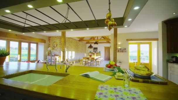 Área de cocina en casa de campo con estilo — Vídeos de Stock