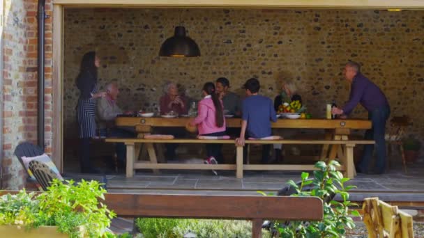 Familia y amigos comiendo juntos — Vídeo de stock