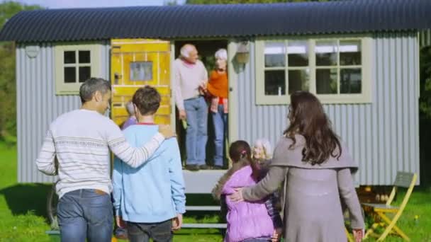 Gruppo famiglia relax fuori caravan — Video Stock