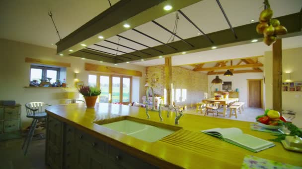 Кухня в стильном загородном доме — стоковое видео