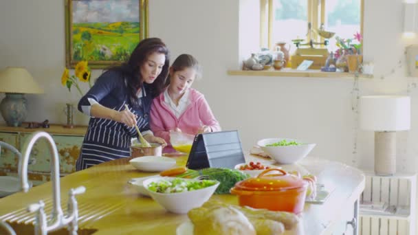 Anne ve kızı gıda hazırlama — Stok video