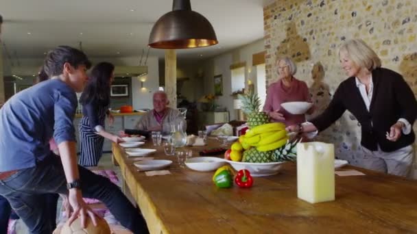 Groep van de familie zitten om te genieten van de maaltijd — Stockvideo