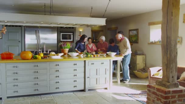 Família preparando uma refeição juntos — Vídeo de Stock