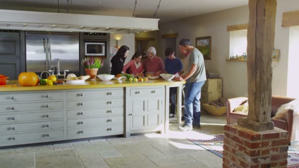 Rodina společně připravují jídlo — Stock video