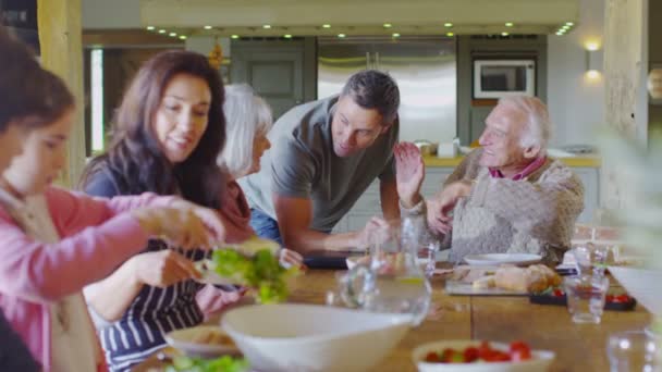 Семейная группа обедает дома — стоковое видео