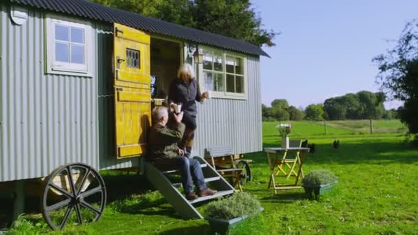 Ouder paar ontspannende buiten caravan — Stockvideo