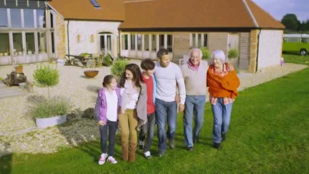 Семья, стоящая вне дома — стоковое видео