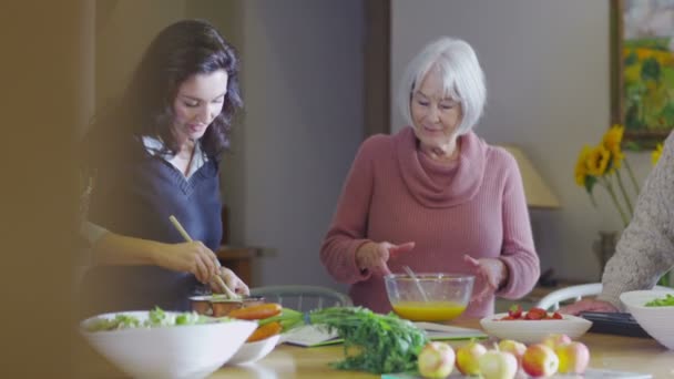 Familie bereitet gemeinsames Essen zu — Stockvideo