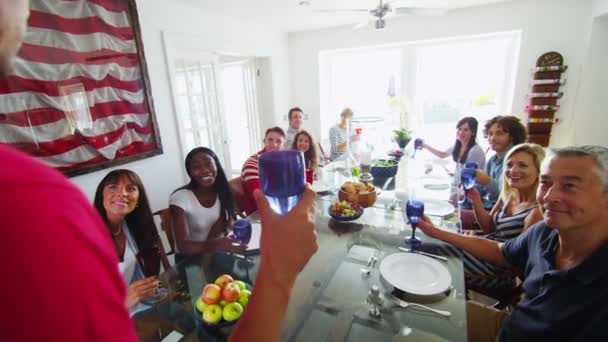 Família e amigos levantam os copos para brindar — Vídeo de Stock