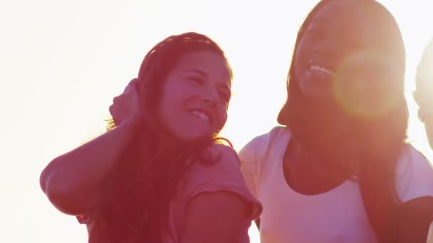 Друзья-женщины веселятся и танцуют на пляже — стоковое видео