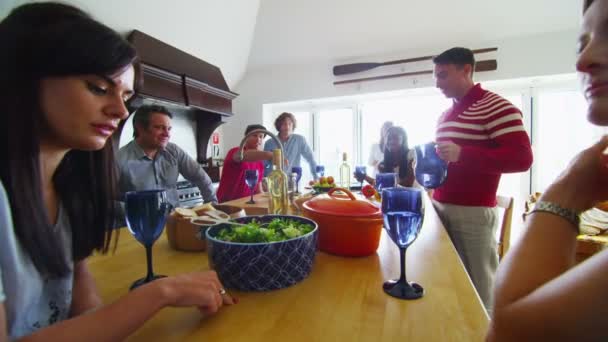 Amigos socializando em casa com bebidas . — Vídeo de Stock