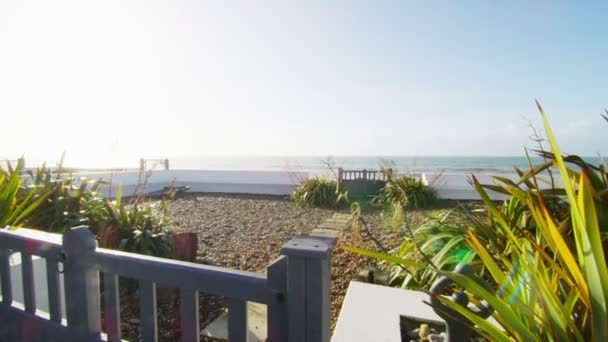Océano visto desde casa junto a la playa — Vídeo de stock