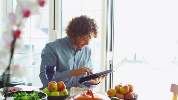 Man drinken van wijn en met behulp van Tablet PC. — Stockvideo