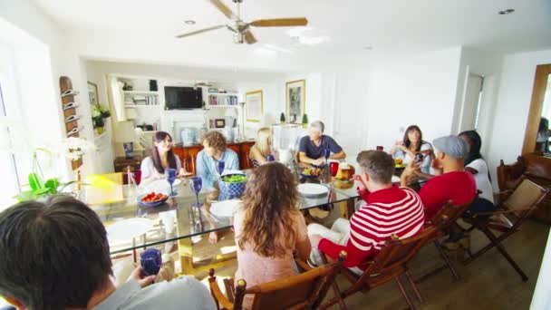 Familia y amigos hablando en la mesa de la cena — Vídeos de Stock