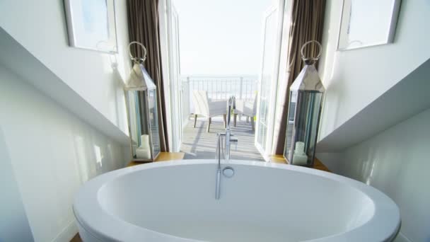 Elegantes Badezimmer in stilvollem Haus am Strand — Stockvideo