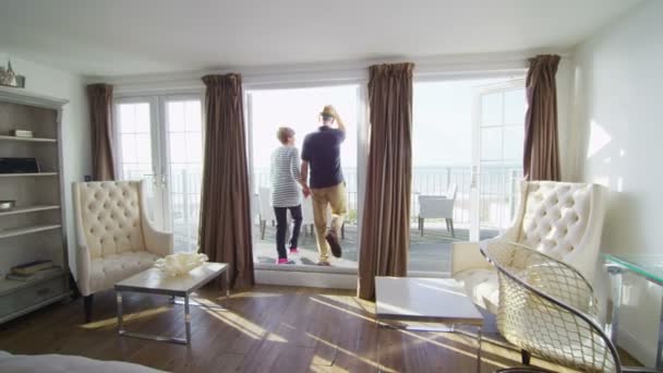 Ouder paar gaan zoeken vanaf balkon — Stockvideo