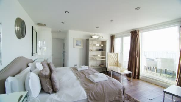 elegantes Schlafzimmer in stilvollem Haus am Strand