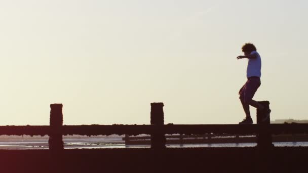 Man running along the pier — Stock Video