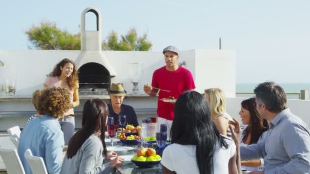 Famille et amis profitant du repas à l'extérieur 