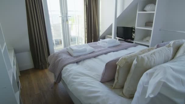 Elegantes Schlafzimmer in stilvollem Haus am Strand — Stockvideo