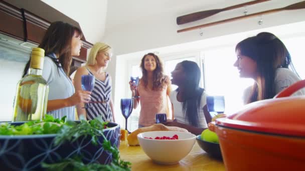 Γυναίκες φίλες πίνουν κρασί και κουτσομπολεύουν. — Αρχείο Βίντεο