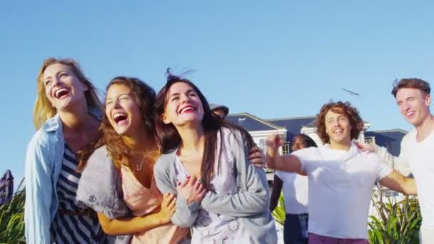 De jeunes amis courent à la plage — Video