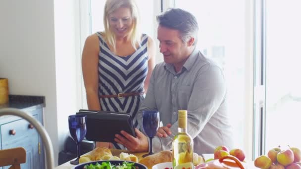 Casal com tablet de computador . — Vídeo de Stock