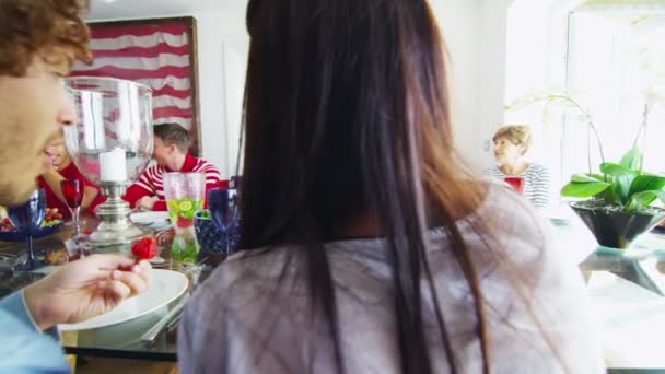 Rodina a přátelé mluví u jídelního stolu — Stock video