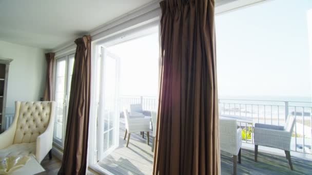 Элегантная спальня в стильном доме на пляже — стоковое видео