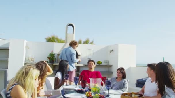 Familia y amigos disfrutan de la comida al aire libre — Vídeo de stock