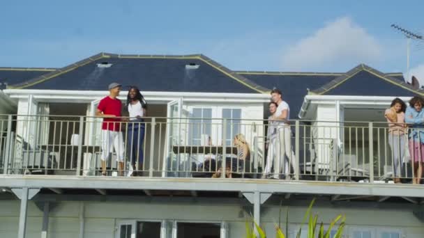 Vrienden op vakantie gaan op balkon — Stockvideo