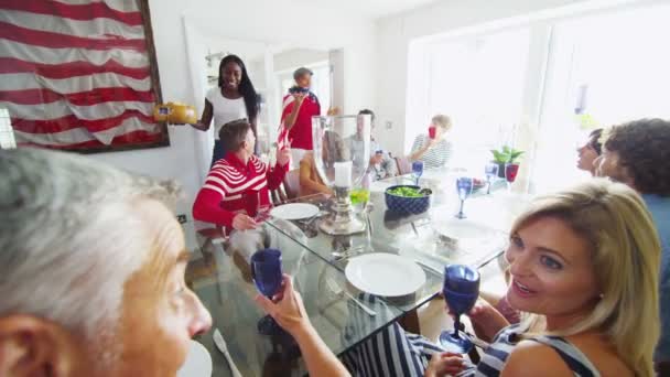 Familia y amigos levantan vasos para brindar — Vídeo de stock