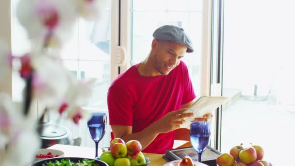 Man with newspaper and glass of wine — Stock Video