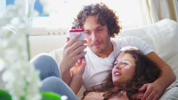 Νεαρό ζευγάρι ψάχνει στο smartphone — Αρχείο Βίντεο