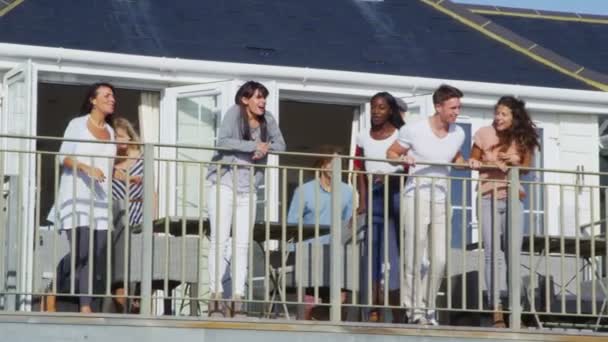 Les amis en vacances sortent sur le balcon — Video