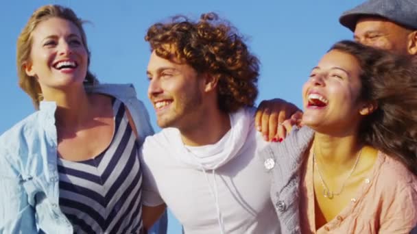 Grupo de amigos divirtiéndose al aire libre — Vídeo de stock