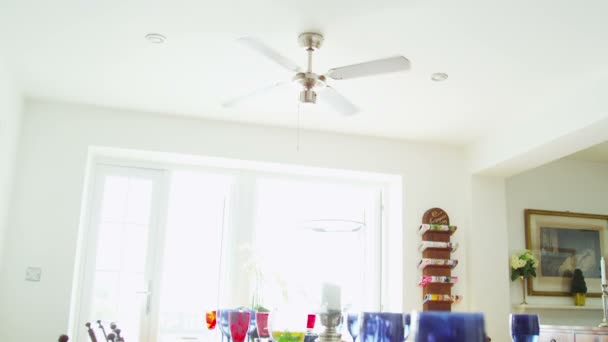 Zona de comedor en la elegante casa junto a la playa — Vídeos de Stock