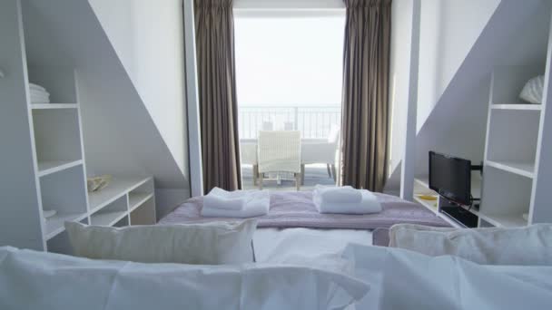 Elegantes Schlafzimmer in stilvollem Haus am Strand — Stockvideo