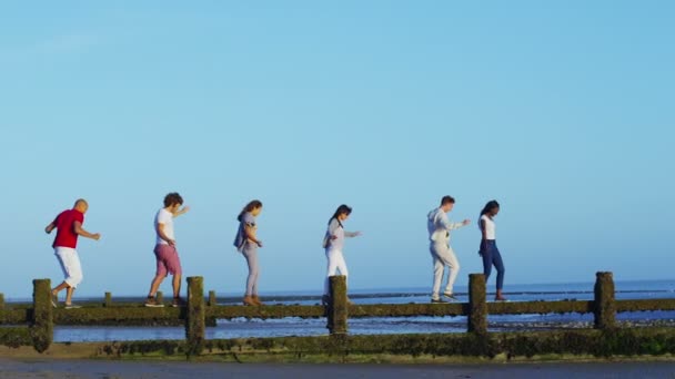 Amigos divertirse en la playa — Vídeo de stock