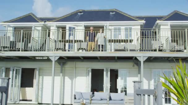 Ouder paar uitgaan op balkon — Stockvideo