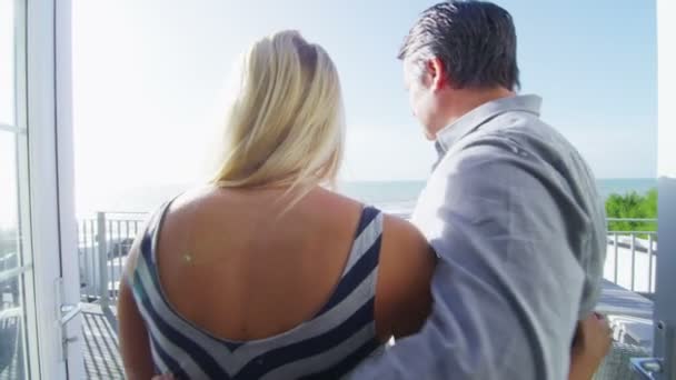 Paar gaan zoeken vanaf het balkon — Stockvideo