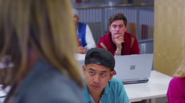 öğretmen öğrencilerini için bir konuyu açıklayan