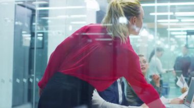 ofisinde toplantıda iş takım.