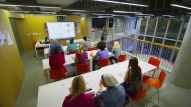 öğretmen öğrencilerin tabi açıklayan