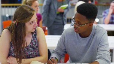 öğretmen yardım öğrencilerin çalışmaları ile.