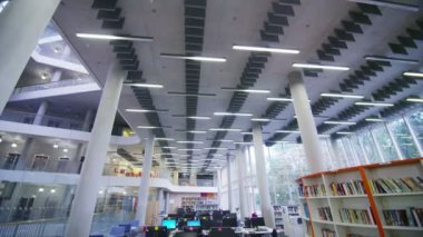 büyük modern üniversite Kütüphane alanında