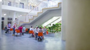 학생 들은 대학을 통해 걷고