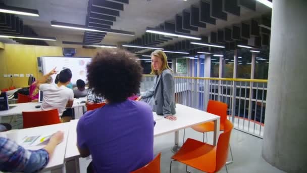 Profesor ayudando a los estudiantes con los estudios — Vídeo de stock