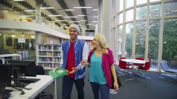 Groupe d'étudiants dans la chambre pleine d'ordinateurs 